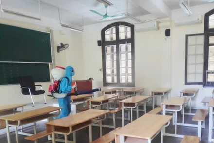 Phun khử khuẩn tại phòng thi trên địa bàn quận Ba Đình (Hà Nội), chuẩn bị buổi thi môn chuyên sẽ diễn ra vào ngày 14-6.
