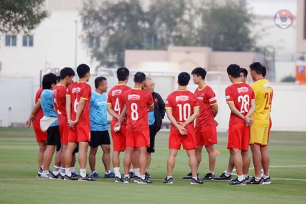 Huấn luyện viên Park Hang Seo hướng dẫn các học trò. (Ảnh: VFF)