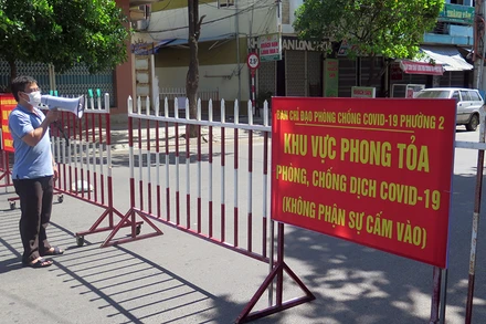 Cơ quan chức năng thực hiện phong tỏa một đoạn đường ngang qua nhà 26 Trần Phú, thành phố Tuy Hòa liên quan đến ca bệnh.