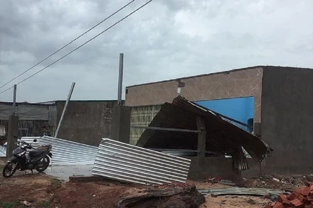 Mưa lớn kèm lốc xoáy làm hư hại nhiều nhà dân ở xã Cư Kbang.