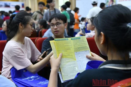 Học sinh tìm hiểu chương trình đào tạo trình độ đại học trong Ngày hội tuyển sinh. Ảnh: DUY LINH