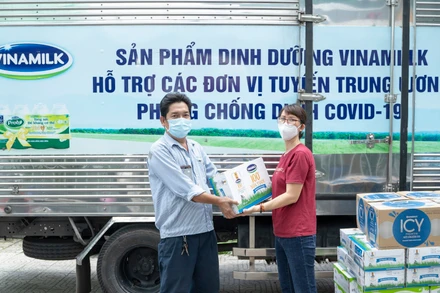  Đại diện Trung tâm Y tế quận Gò Vấp (bên phải) đại diện nhận các sản phẩm và sẽ nhanh chóng chuyển đến các y bác sĩ, nhân viên y tế đang làm nhiệm vụ. (Ảnh: VNM)