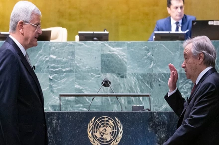 Tổng Thư ký LHQ Guterres (phải) trong lễ tuyên thệ nhiệm kỳ 5 năm thứ hai, diễn ra ngày 18-6, tại New York, Mỹ. (Ảnh: Un.org)