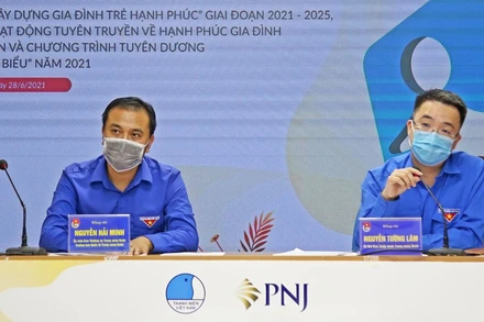 Đồng chí Nguyễn Tường Lâm (bên phải) cung cấp thông tin về Chương trình tuyên dương “Gia đình trẻ tiêu biểu” năm 2021.