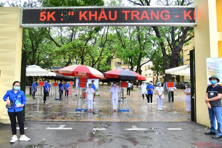 Tại các điểm thi, các luồng ra vào được thiết lập nhằm duy trì số lượng thí sinh và khoảng cách theo quy định.