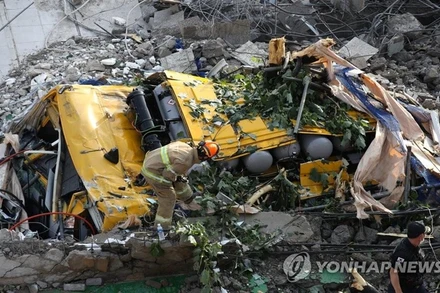 Nhân viên cứu hỏa kiểm tra hiện trường. (Ảnh: Yonhap)