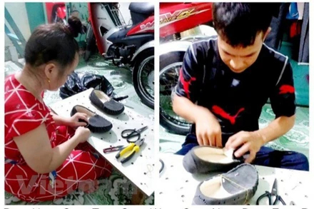 Gia đình anh Huỳnh Chương sau giờ làm việc ở công ty phải làm thêm nhiều nghề để trang trải cuộc sống.