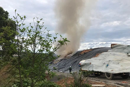 Đám cháy được phát hiện khi cột khói bốc lên từ hộc chứa rác số 2.