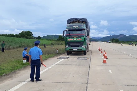 Lực lượng chức năng đang tiến hành cân kiểm tra xe vi phạm chở quá tải. (Ảnh: Tổng cục Đường bộ Việt Nam)