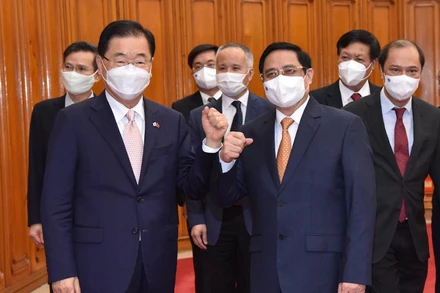 Bộ trưởng Ngoại giao Hàn Quốc Chung Eui Yong cùng Thủ tướng Phạm Minh Chính. 