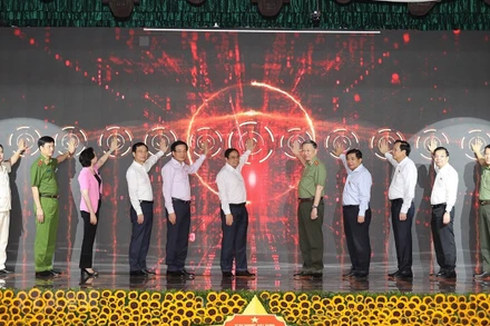 Thủ tướng Chính phủ Phạm Minh Chính và các đại biểu thực hiện Lễ công bố vận hành chính thức 2 hệ thống từ ngày 1-7-2021. (Ảnh: TTXVN)