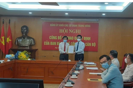 Đồng chí Mai Văn Chính, Ủy viên T.Ư Đảng, Phó Trưởng Ban Thường trực Ban Tổ chức T.Ư trao quyết định của Ban Bí thư về việc điều động, chỉ định đồng chí Nguyễn Quang Trường.