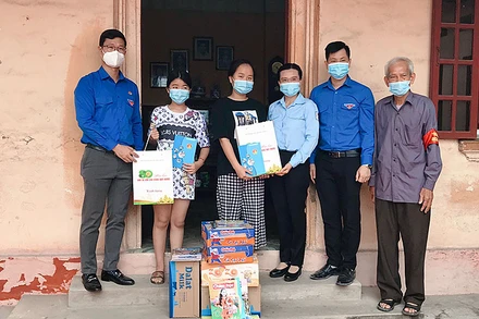 Đồng chí Nguyễn Phạm Duy Trang (thứ ba, từ phải qua ) và đồng chí Thân Trung Kiên, Bí thư Tỉnh đoàn Bắc Giang (ngoài cùng bên trái) tặng quà các em nhỏ có hoàn cảnh khó khăn tại Bắc Giang.