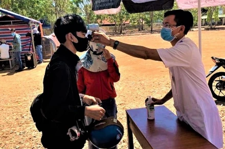 Các ngành chức năng tỉnh Đắk Lắk kiểm tra thân nhiệt người từ TP Hồ Chí Minh về.