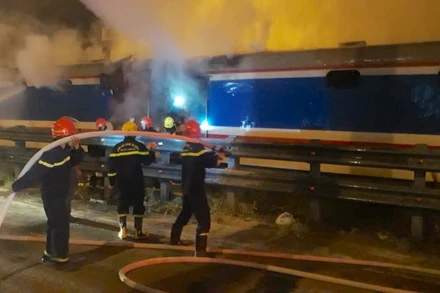 Các cán bộ, chiến sĩ nỗ lực khống chế toa tàu bị cháy sáng nay, 4-6.