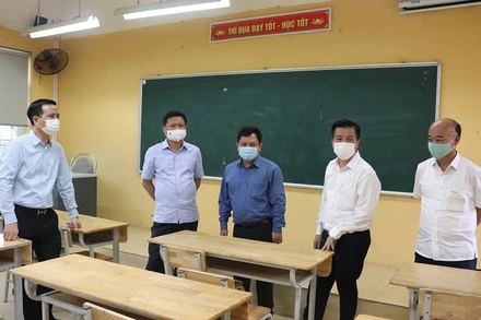 Đoàn công tác của Thành ủy Hà Nội kiểm tra công tác phòng, chống Covid-19 và chuẩn bị thi tuyển sinh vào lớp 10 tại trường THPT Cổ Loa, huyện Đông Anh, sáng 8-6.