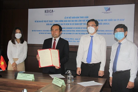 PGS, TS Vũ Hải Quân, Giám đốc Đại học Quốc gia thành phố Hồ Chí Minh Ký kết thỏa thuận hợp tác trực tuyến thực hiện dự án “Tăng cường giáo dục đại học lĩnh vực nông nghiệp tại Đại học Quốc gia TP Hồ Chí Minh”.