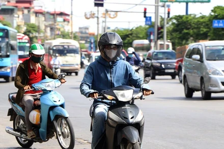 Nắng nóng với nền nhiệt độ cao có thể gây đột quỵ đối với cơ thể người khi tiếp xúc lâu. (Ảnh minh họa)