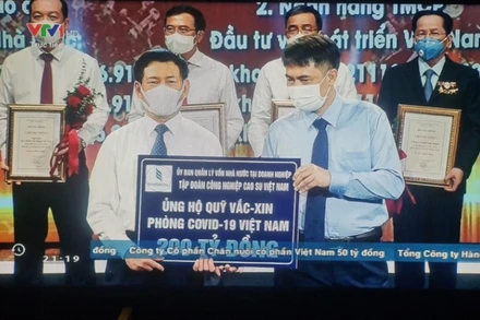 Đại diện VRG ủng hộ 200 tỷ đồng Quỹ vaccine phòng, chống Covid-19.