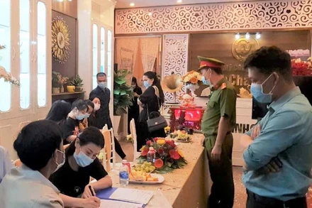 Cơ quan chức năng TP Bảo Lộc xử lý vụ việc tại cơ sở thẩm mỹ viện Minh Châu Asian Luxury.