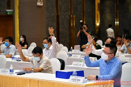 Các thành viên Hội đồng chung khảo Giải báo chí quốc gia lần thứ XV biểu quyết thông qua thể lệ chấm giải. Ảnh: Duy Linh