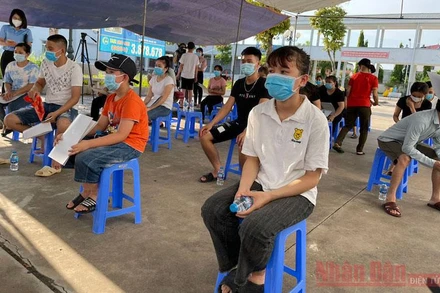 Một số bệnh nhân Covid-19 tại Bắc Giang được ra viện trong ngày 31-5. (Ảnh: ĐẶNG GIANG)