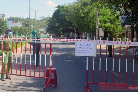 Mọi ngả đường ra vào xã Bình Kiến đã bị lập chốt kiểm tra để kiểm soát y tế, ngăn chặn dịch bệnh lây lan.