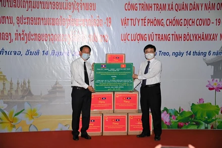 Tỉnh Nghệ An trao biển tượng trưng công trình Trạm xá quân dân y cùng lương thực, trang thiết bị, vật tư y tế cho bạn Lào. 