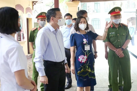 Chủ tịch UBND TP Hà Nội Chu Ngọc Anh kiểm tra công tác phòng chống dịch tại điểm thi vào lớp 10 tại Trường THPT Trần Phú, Hoàn Kiếm.