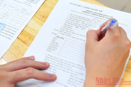 Thí sinh thực hiện khai báo y tế. Ảnh: THUỶ NGUYÊN