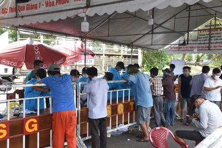 Tại các chốt kiểm soát cửa ngõ, tất cả người dân, phương tiện được phân luồng, hướng dẫn khai báo y tế, đo thân nhiệt, thực hiện tuân thủ 5K trước khi vào thành phố. 