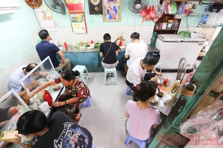 Hàng quán Hà Nội trong ngày đầu mở cửa trở lại sau giãn cách