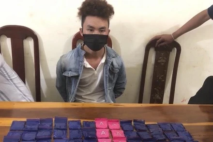 Đối tượng Lý A Chinh, cùng tang vật khi bị bắt giữ.