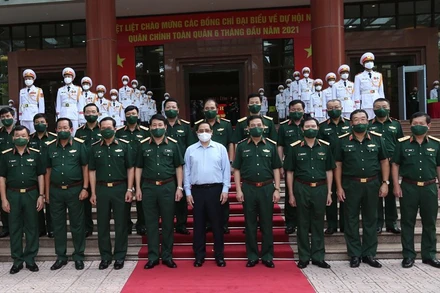 Thủ tướng Phạm Minh Chính chụp ảnh cùng các đồng chí trong Quân ủy Trung ương, lãnh đạo Bộ Quốc phòng.