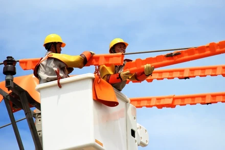 Sửa chữa lưới điện hotline không cắt điện.