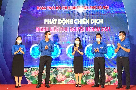 Các đồng chí Bí thư, Phó Bí thư Thường trực, Phó Bí thư Thành đoàn Hà Nội phát động trực tuyến Chiến dịch “Thanh niên tình nguyện hè” 2021.
