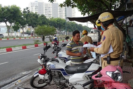 Người tham gia giao thông không đeo khẩu trang sẽ bị lực lượng CSGT xử phạt từ 1 đến 3 triệu đồng.