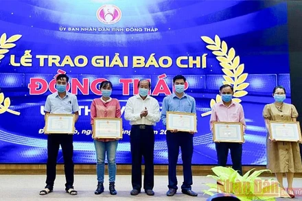 Phó Chủ tịch UBND tỉnh Đồng Tháp Đoàn Tấn Bửu trao thưởng cho các tác giả và nhóm tác giả đạt giải A