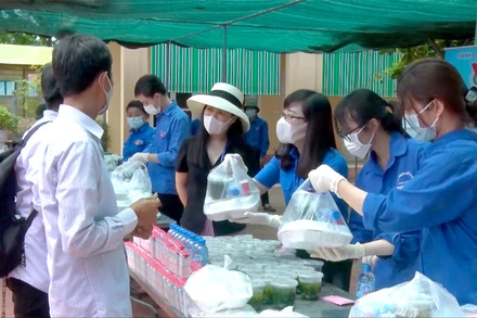 Thành đoàn Hải Dương hỗ trợ 300 phần ăn miễn phí và chỗ nghỉ trưa cho thí sinh và người nhà thí sinh dự kỳ thi vào lớp 10 trên địa bàn thành phố.