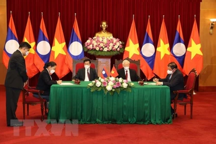 Lễ ký kết Kế hoạch hợp tác văn hóa nghệ thuật và du lịch giữa Bộ Văn hóa Thể thao và Du lịch Việt Nam và Bộ Thông tin Văn hóa và Du lịch Lào. (Ảnh: TTXVN)