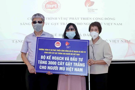 Bộ Kế hoạch và Đầu tư trao tặng "Cây gậy trắng" cho đại diện Hội người mù Việt Nam. (Ảnh: MPI)