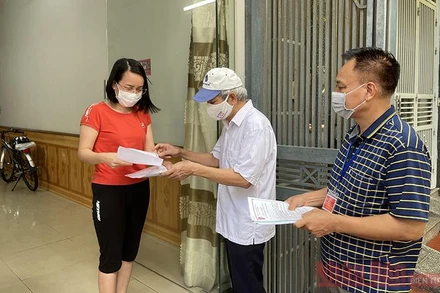 Tổ Covid cộng đồng "đi từng ngõ, gõ từng nhà, rà từng người". (Ảnh: Quốc Vinh)