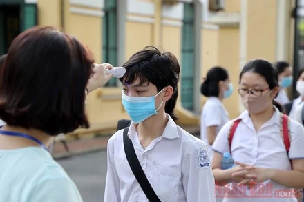 Kiểm tra thân nhiệt thí sinh tại các điểm thi. Ảnh chụp tại mùa tuyển sinh 2020. Ảnh: DUY LINH