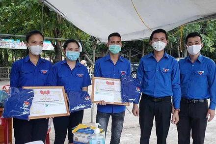 Tặng Bằng khen biểu dương những đóng góp của thanh niên tình nguyện.