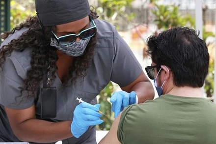 Tiêm vaccine ngừa Covid-19 tại Mỹ. (Ảnh: AP)