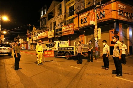 Ngay trong đêm 9-6, các lực lượng chức năng lập năm chốt phong tỏa khu vực bệnh nhân L.H.Đ.A. sinh sống.