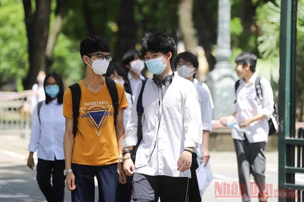 Thí sinh dự thi kỳ thi vào lớp 10 Thành phố Hà Nội năm 2021. Ảnh: HÀ NAM