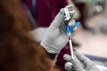 Số ca tử vong và nhập viện giảm mạnh tại những nơi có nhiều người được tiêm vaccine ngừa Covid-19. (Ảnh: AP)