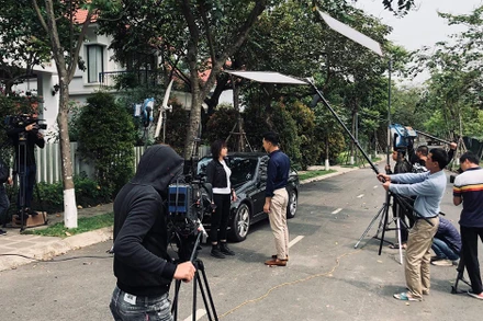 Đoàn làm phim "Hương vị tình thân" đang thực hiện cảnh quay trong phim.