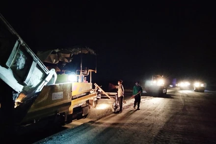 Công nhân thi công Dự án cao tốc Trung Lương - Mỹ Thuận tăng ca vào ban đêm để kịp tiến độ.